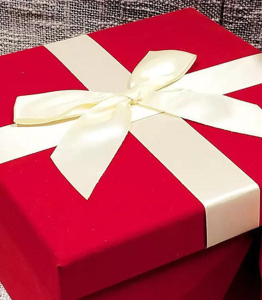 Świąteczne pudełka na prezenty w intensywnym czerwonym kolorze z jasnymi wstążkami w różnych rozmiarach