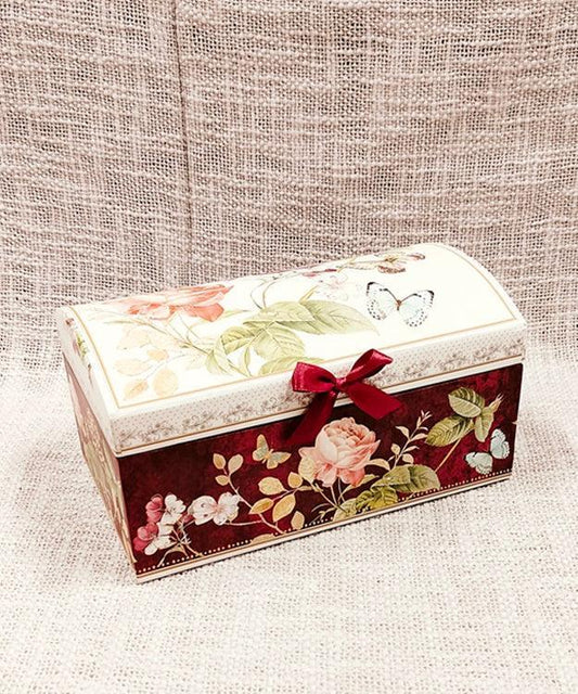 Eleganckie pudełko ozdobione motywami roślinnymi w ciepłej kolorystyce