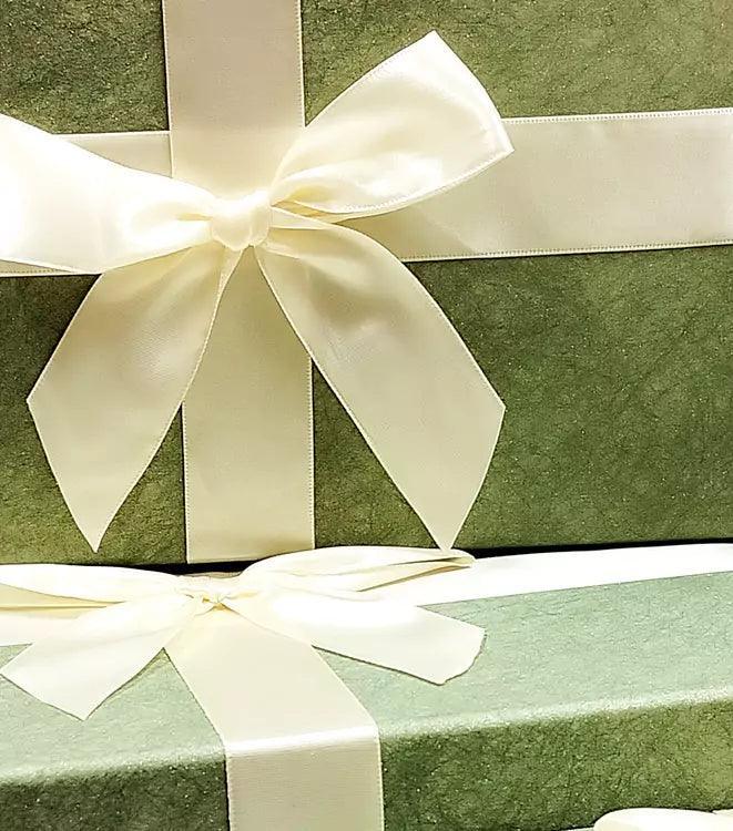 Eleganckie pudełka prezentowe w kolorze zielonym z delikatnymi kremowymi kokardami