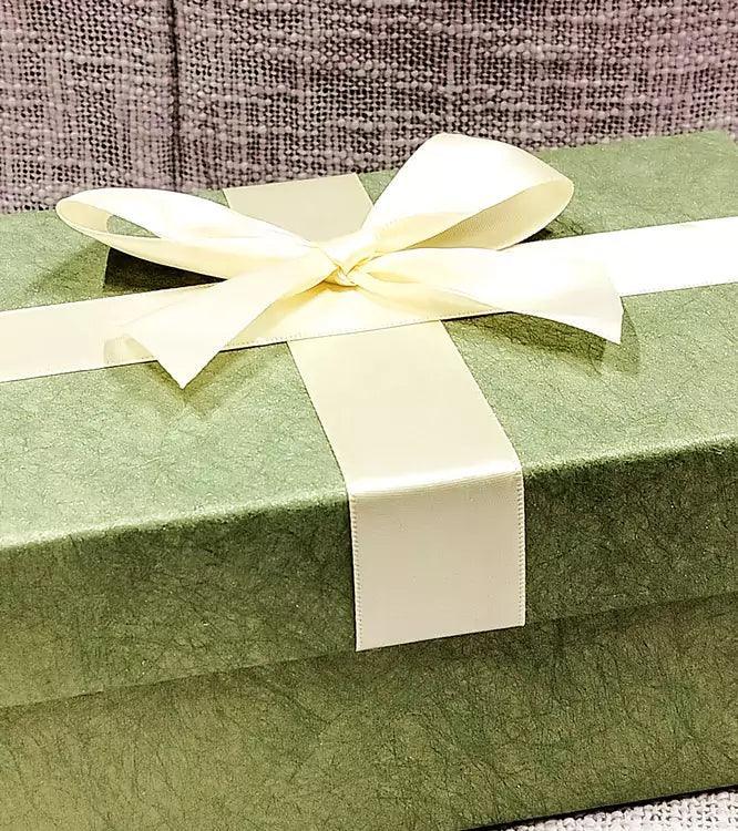 Eleganckie pudełka prezentowe w kolorze zielonym z delikatnymi kremowymi kokardami