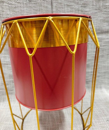 Elegancki kwietnik z geometrycznym wzorem w złotym metalu