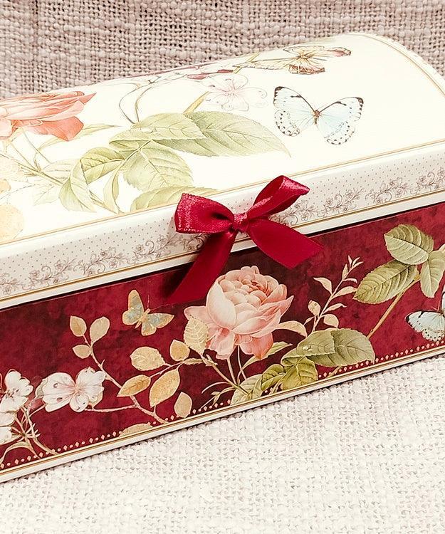 Eleganckie pudełko ozdobione motywami roślinnymi w ciepłej kolorystyce