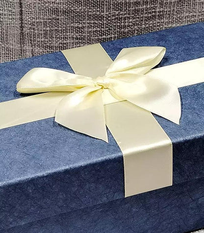 Morskie opakowania na prezenty w kolorach niebieskich z subtelnymi jasnymi wstążkami od DecoRaton