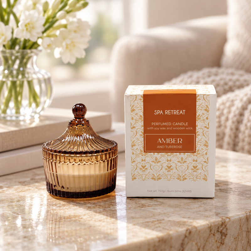 Świeca zapachowa  w szkle o zapachu "Amber and Tuberose" — aranżacja