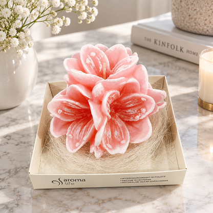 Świeca zapachowa AMARYLIS różowa — aranżacja