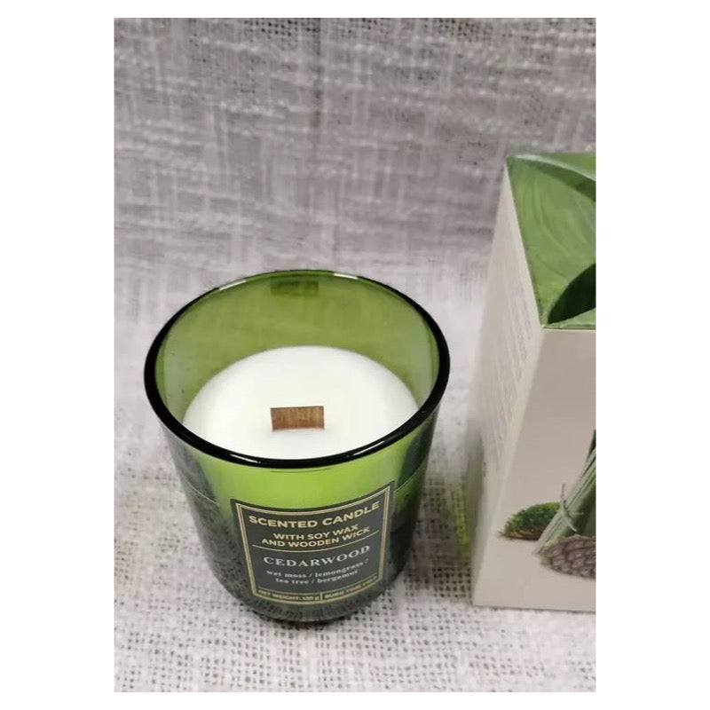Świeca zapachowa, sojowa z drewnianym knotem CEDARWOOD – widok z boku