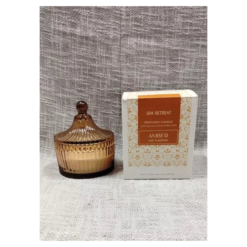 Świeca zapachowa  w szkle o zapachu "Amber and Tuberose" – aranżacja