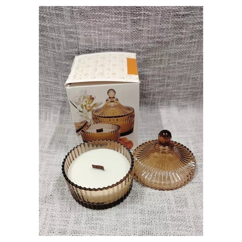 Świeca zapachowa  w szkle o zapachu "Amber and Tuberose" – widok z boku